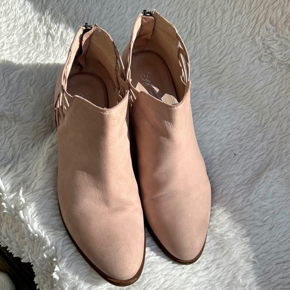 Seychelles Dusty Blush Suede Lattice Side Cutout Ankle Boots - Picture 6 of 12
